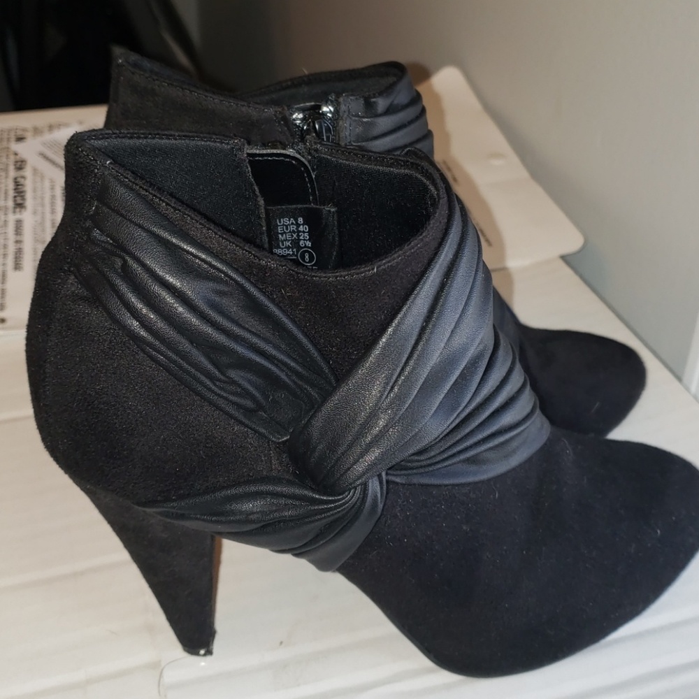 Black Fioni heeled booties